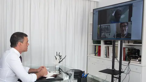 El presidente del Gobierno, Pedro S&aacute;nchez, el ministro de Sanidad, Salvador Illa, y el director del Centro de Coordinaci&oacute;n de Alertas y Emergencias Sanitarias, Fernando Sim&oacute;n, en la reuni&oacute;n de seguimiento sobre la situaci&oacute;n del COVID-19.