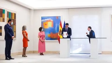 El presidente del Gobierno, Pedro S&aacute;nchez (2d); y el presidente de la Federaci&oacute;n Espa&ntilde;ola de Municipios y Provincias (FEMP) y alcalde de Vigo, Abel Caballero (1d).