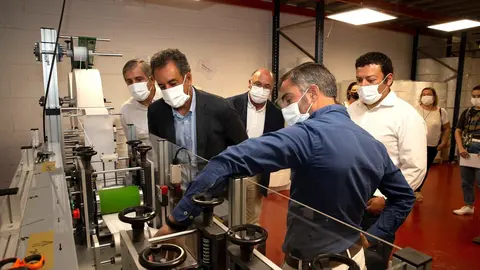El consejero de Industria en la empresa c&aacute;ntabra de fabricaci&oacute;n de mascarillas Efasys Medical