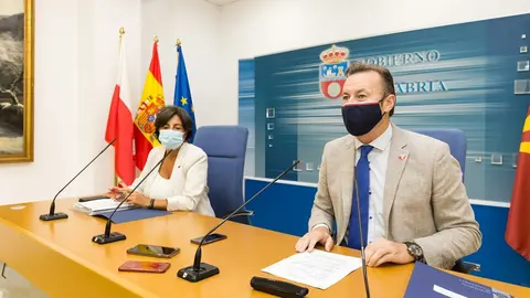 El consejero de Ganader&iacute;a, Guillermo Blanco, y la directora general del &aacute;rea, Beatriz Fern&aacute;ndez