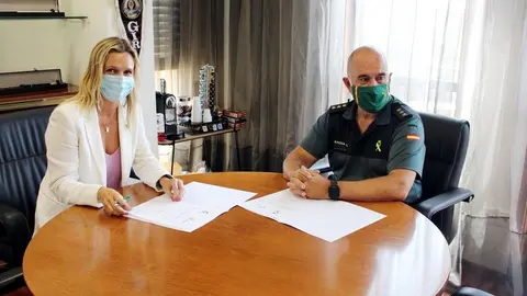 El coronel jefe de la 13&ordf; Zona de la Guardia Civil, Luis del Castillo, y la presidenta de COF Cantabria, Rita de la Plaza