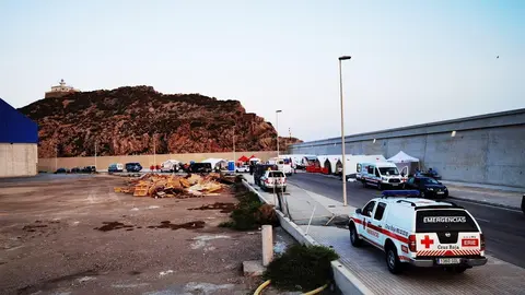 Imagen del dispositivo de Cruz Roja habilitado para recibir a los inmigrantes llegados en patera a la costa de la Regi&oacute;n
