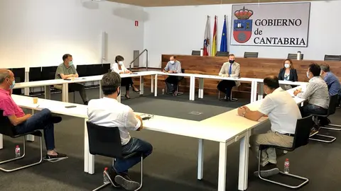 El consejero de Desarrollo Rural, Guillermo Blanco, en el encuentro con UPA