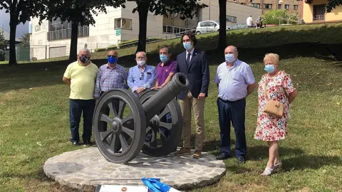 El alcalde con los miembros de la coordinadora de vecinos junto al ca&ntilde;&oacute;n