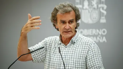 El director del Centro de Coordinaci&oacute;n de Alertas y Emergencias Sanitarias, Fernando Sim&oacute;n, ofrece una rueda de prensa donde ha informado de 2.935 nuevos casos de COVID-19, un considerable avance en comparaci&oacute;n con los 1.690 de ayer, en la Sede del Minist