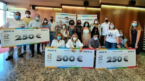 Entrega vales de compra en comercio de Torrelavega