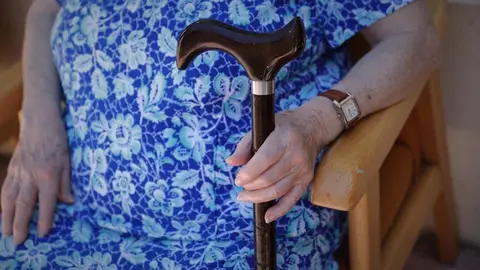 Persona mayor en una residencia