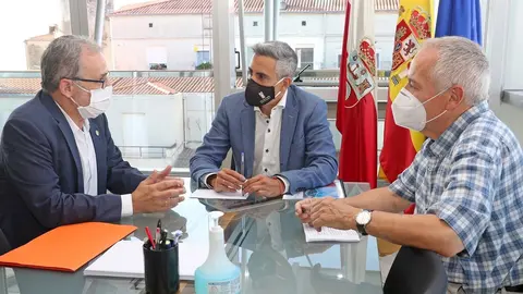 El vicepresidente y consejero de Universidades, Igualdad, Cultura y Deporte, Pablo Zuloaga, se re&uacute;ne con el rector de la UC, &Aacute;ngel Pazos.