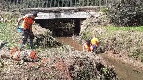 La CHCant&aacute;brico realiza acciones de conservaci&oacute;n en el arroyo Ruise&ntilde;ada