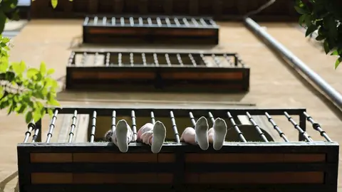 Los pies de unos ni&ntilde;os se asoman por su balc&oacute;n durante el d&iacute;a 53 del estado de alarma por la crisis del Covid-19. En Madrid, (Espa&ntilde;a), a 6 de mayo de 2020