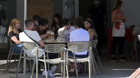 Ambientes en una terraza durante el primer d&iacute;a de la prohibici&oacute;n de fumar en la v&iacute;a p&uacute;blica en Galicia si no existe una distancia de dos metros de separaci&oacute;n con otras personas para evitar contagios de Covid-19, en A Coru&ntilde;a, Galicia, (Espa&ntilde;a), a 13 de ago
