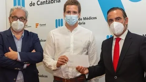 Colegio de M&eacute;dicos entrega a I&ntilde;igo Navarro el premio al Mejor Expediente MIR
