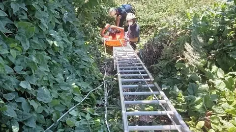 Rescatan a un joven que cay&oacute; por un terraplen en Liencres y qued&oacute; atrapado en un zarzal