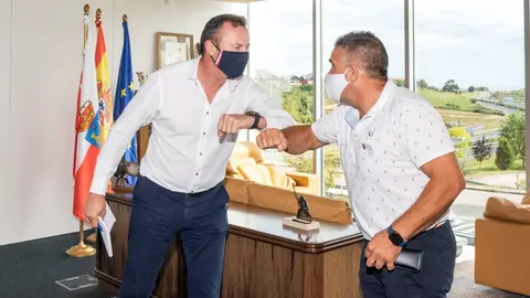 Blanco con el alcalde de Argo&ntilde;os