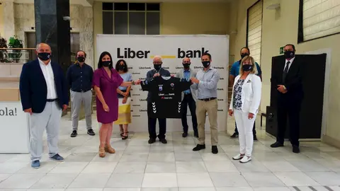 Acto de firma del convenio entre Liberbank y el Balonmano Sinf&iacute;n
