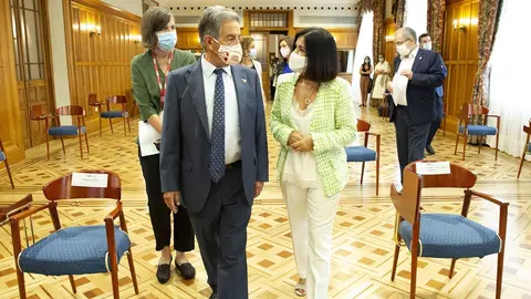 El presidente de Cantabria, Miguel &Aacute;ngel Revill, y la ministra de Pol&iacute;tica Territorial y Funci&oacute;n P&uacute;blica, Carolina Darias