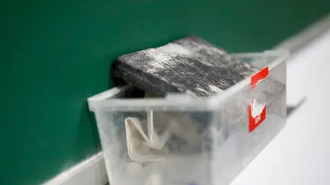 Borrador de pizarra en el interior de un aula del Colegio Nobelis de Valdemoro, que debido a la pandemia del coronavirus tendr&aacute; que acondicionar sus aulas con medidas de distanciamiento e higiene para el nuevo curso escolar 2019-2020. En Valdemoro, Madrid