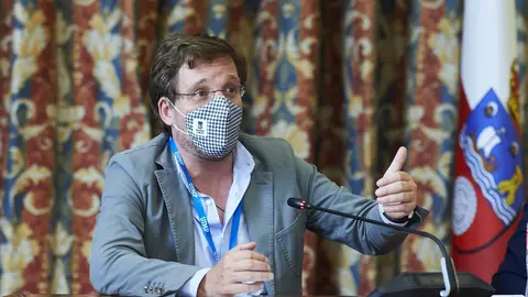 El alcalde de Madrid, Jos&eacute; Luis Mart&iacute;nez-Almeida, durante su intervenci&oacute;n  en la mesa redonda 'El papel de las entidades locales durante la crisis'  de la Universidad Internacional Men&eacute;ndez Pelayo.