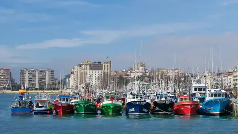Barcos pesqueros c&aacute;ntabros  en la Bah&iacute;a de Santander