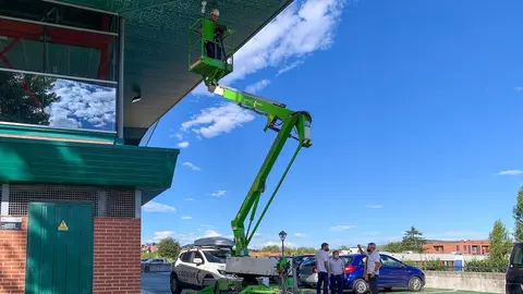 Instalaci&oacute;n de c&aacute;maras de videovigilancia en el polideportivo de Requejada