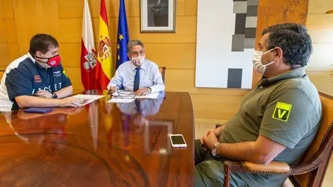 El presidente de Cantabria, Miguel &Aacute;ngel Revilla, con los responsables de la empresa Feten Domum