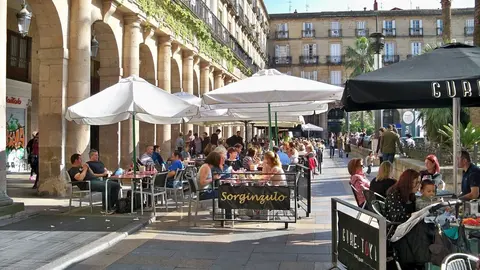 Terrazas de la Plaza Nueva, en Bilbao (archivo)