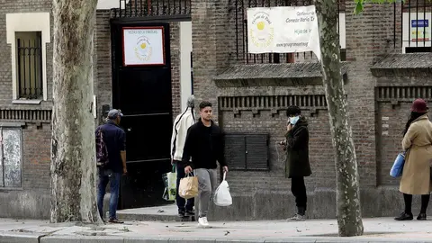 Decenas de personas esperan en la cola a las puertas del Comedor Social Mar&iacute;a Inmaculada deMadrid