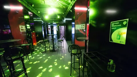 Sillas en la pista de baile de una discoteca de Madrid, en Madrid (Espa&ntilde;a), a 3 de julio de 2020.