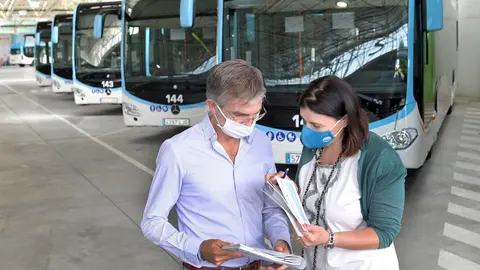 Gema Igual y C&eacute;sar D&iacute;az en la presentaci&oacute;n de los seis nuevos autobuses h&iacute;bridos del TUS