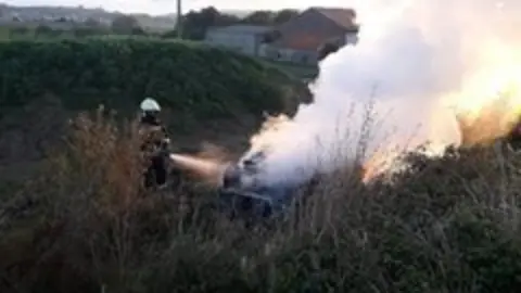 Veh&iacute;culo incendiado en Bareyo