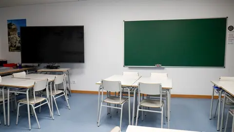 Sillas y mesas de un aula en el interior del Colegio Nobelis de Valdemoro, que debido a la pandemia del coronavirus tendr&aacute; que acondicionar sus aulas con medidas de distanciamiento e higiene para el nuevo curso escolar 2019-2020. En Valdemoro, Madrid (Esp