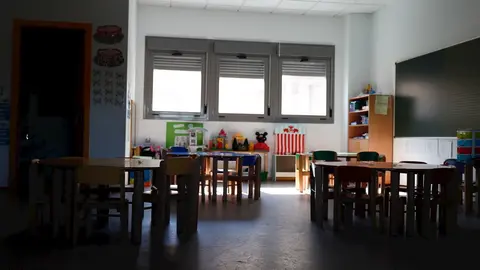 Sillas y mesas de un aula en el interior del Colegio Nobelis de Valdemoro, que debido a la pandemia del coronavirus tendr&aacute; que acondicionar sus aulas con medidas de distanciamiento e higiene para el nuevo curso escolar 2019-2020. En Valdemoro, Madrid (Esp