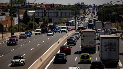 Imagen de una carretera espa&ntilde;ola llena de veh&iacute;culos. 