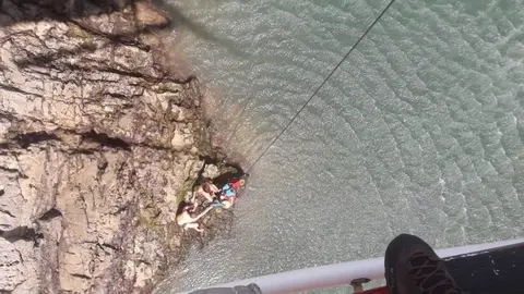 El helic&oacute;ptero del Gobierno rescata a dos j&oacute;venes arrastrados por la corriente en la r&iacute;a de Tina Menor