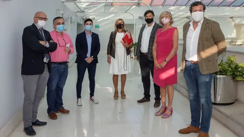 La consejera de Educaci&oacute;n, Marina Lomb&oacute;, con los integrantes de la Comisi&oacute;n de Educaci&oacute;n del Parlamento