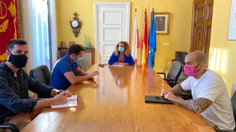 Empresarios del ocio nocturno de Cantabria se re&uacute;nen con la delegada del Gobierno