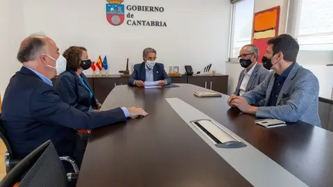 Revilla recibe a representantes de la productora ATM, que rodar&aacute; en Cantabria la pel&iacute;cula de Jes&uacute;s del Cerro 'Dos vacas y una burra'