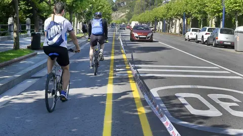 Nuevo carril bici en Reina Victoria que une el frente mar&iacute;timo con el Sardinero. Ciclistas. Bicis. Movilidad sostenible