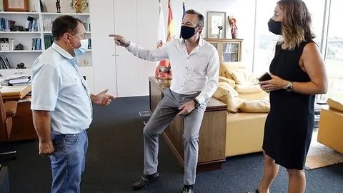 09:30.- Sala de reuniones de la consejer&iacute;a
El consejero de Desarrollo Rural, Ganader&iacute;a, Pesca, Alimentaci&oacute;n y Medio Ambiente, Guillermo Blanco, se re&uacute;ne con el presidente de la Federaci&oacute;n de Cofrad&iacute;as de Pescadores de Cantabria, Miguel Fern&aacute;ndez.
Cobertura de foto
26 AGO 20