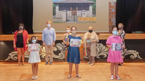 El alcalde, Pablo Diestro; la concejala de Cultura, Eva Cobo; y la responsable de la Oficina Juvenil, Belinda Iglesias, junto a los premiados en los concursos convocados durante el confinamiento