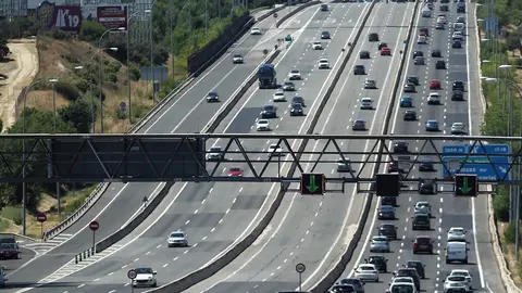 Tr&aacute;fico de veh&iacute;culos en la carretera A6 a su paso por el barrio de El Plant&iacute;o, en Madrid (Espa&ntilde;a), a 31 de julio de 2020