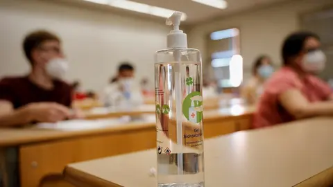 Gel desinfectante en un pupitre