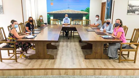 Reuni&oacute;n entre representantes municipales y de los colegios