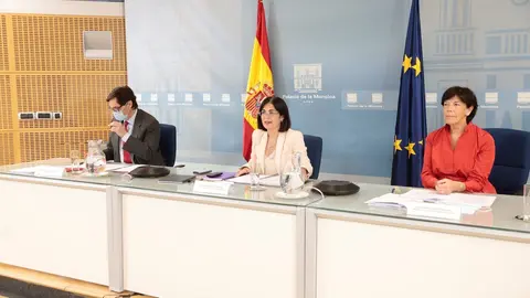 (D-I) La ministra de Educaci&oacute;n y Formaci&oacute;n Profesional, Isabel Cela&aacute;, la ministra de Pol&iacute;tica Territorial y Funci&oacute;n P&uacute;blica, Carolina Darias, y el ministro de Sanidad, Salvador Illa, durante su comparecencia en La Moncloa 