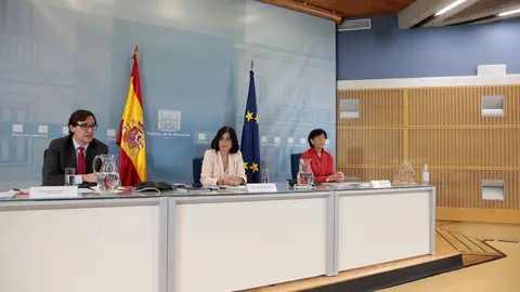 (D-I) La ministra de Educaci&oacute;n y Formaci&oacute;n Profesional, Isabel Cela&aacute;, la ministra de Pol&iacute;tica Territorial y Funci&oacute;n P&uacute;blica, Carolina Darias, y el ministro de Sanidad, Salvador Illa, durante su comparecencia en La Moncloa tras la Conferencia Multisectoria