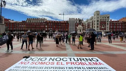 Hosteleros de Valladolid, convocados por la Asociaci&oacute;n M&aacute;s que Bares, reclaman ayudas para el sector antes las restricciones para frenar los contagios de COVID-19.