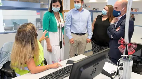 La alcaldesa de Santander visita el Centro de Emergencias Sociales