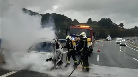Incendio de un veh&iacute;culo