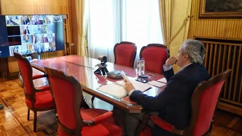 El alcalde de Zaragoza, Jorge Azc&oacute;n, en videoconferencia