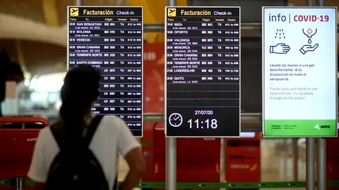 Un pasajero observa un panel de facturaci&oacute;n en la terminal T1 del Aeropuerto de Madrid-Barajas Adolfo Su&aacute;rez, en Madrid (Espa&ntilde;a).